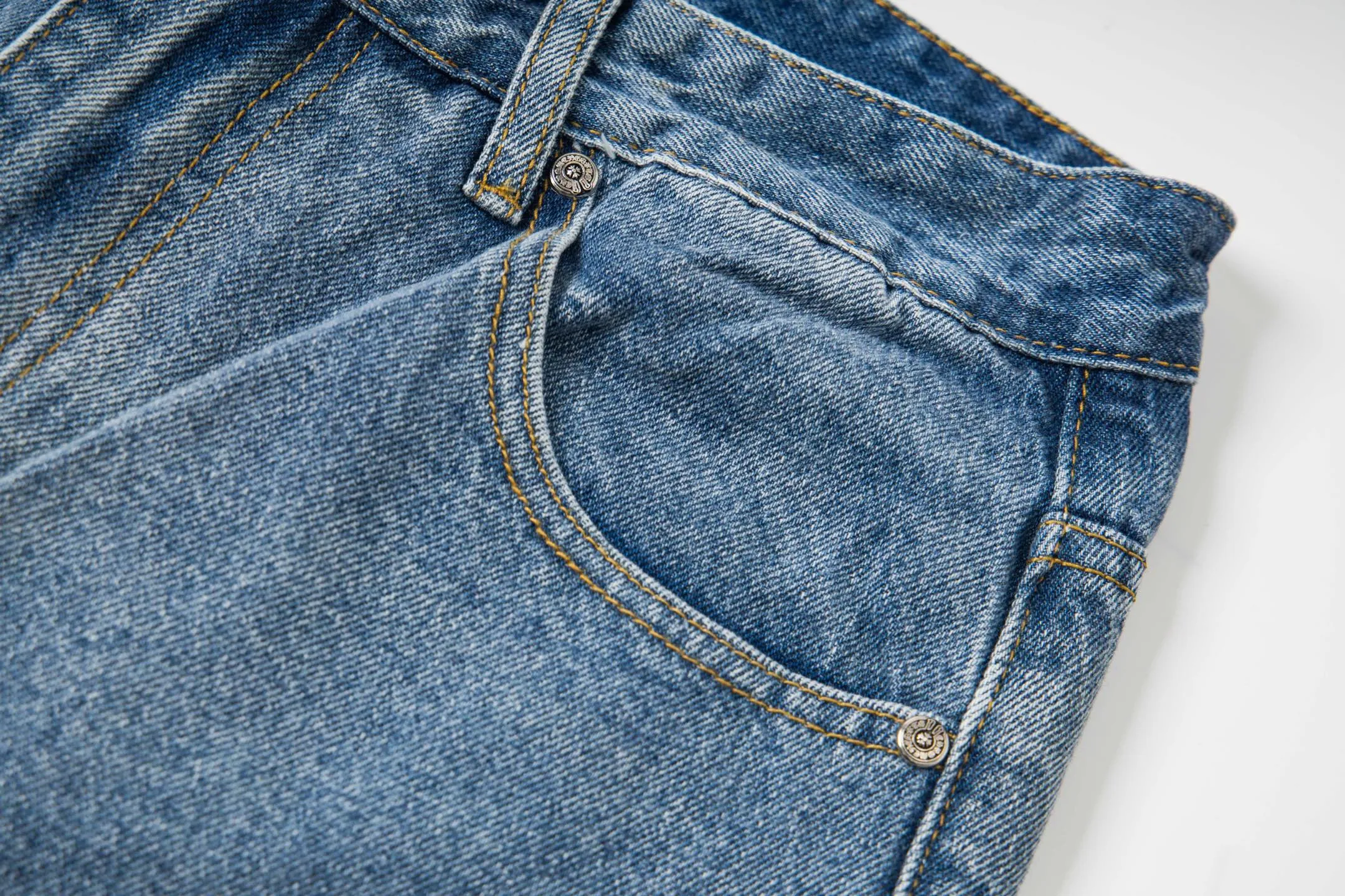P260 Chrome Hearts light blue pants, Sanskrit black and white patchwork leather jeans. CH jeans need to be washed before being dismantled and then hand-stitched with sheepskin cross leather and then spliced ​​together. The whole piece has too many craftsmanship to explain. The patches are decorated with cross patterns, and the high-waisted washed jeans! ! Absolutely high-end luxury products, god-level single products and super popular products, made with top heavy industry, a must-see magic weapon. Customized hardware. The fabric is thick and soft after washing. It has good breathability. Customized small leather label. Unique design. The details are simple and elegant, and the workmanship is exquisite. The entire trousers are neatly routed and the details are in place! It’s so cool that both men and women can easily control the genderless trend! Style number: 1803# Color: blue Size: 28 30 32 34